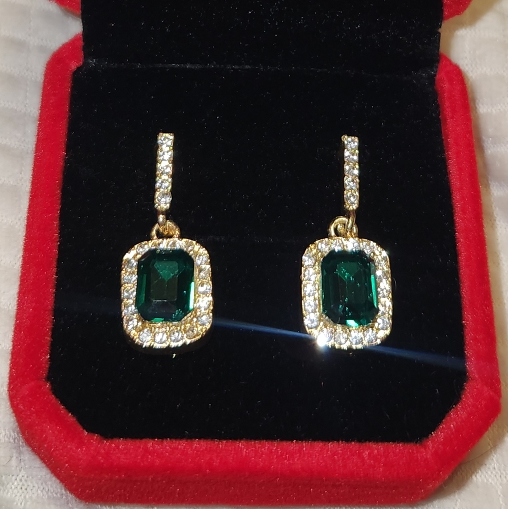 Emerald Green Dangle Earrings Crystal Rhinestone in Red Velvet Gift Box NWOT - Picture 7 of 7